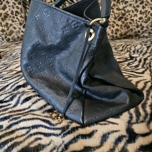 Louis Vuitton Artsy Elegant Black Shoulder Bag